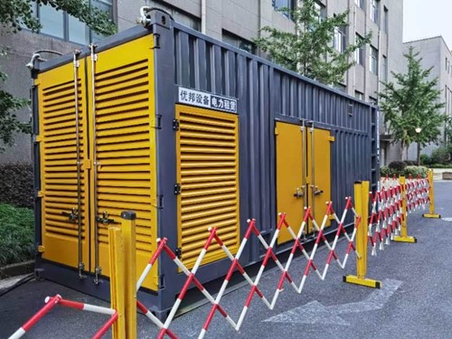 阿荣如何使用转速表检查发动机的转速？