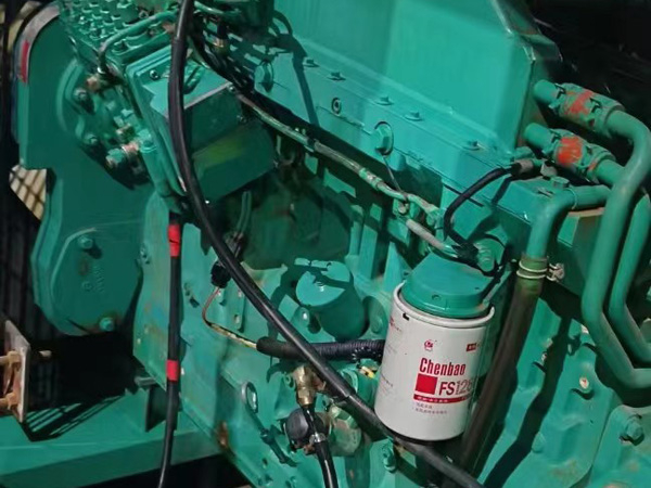 阿荣如何确定新的发电机组控制系统是否与原系统兼容？