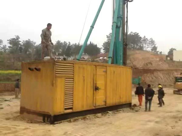 阿荣如何判断水冷式机油散热器密封件是否需要更换？